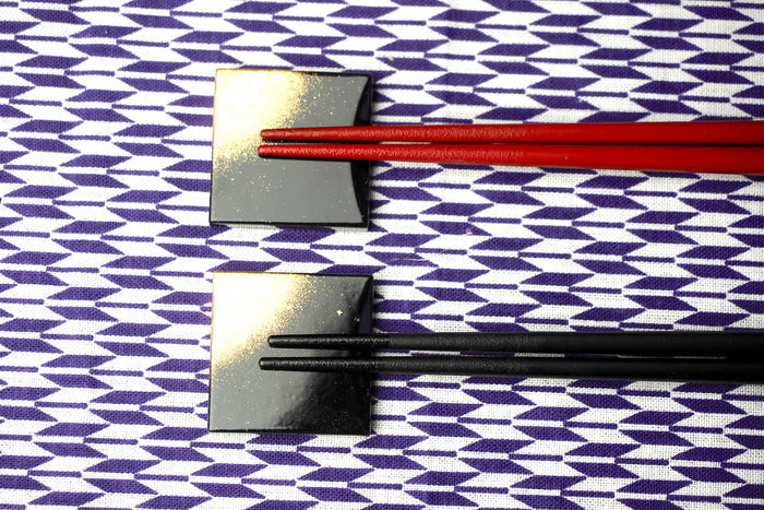 2 Chopsticks & 2 Chopstick Rest Set- Hazy Gold (black & red)
